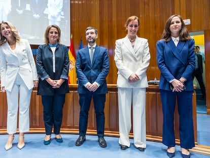 De izquierda a derecha, Yolanda Díaz, Teresa Ribera, Pablo Bustinduy, Mónica García e Ione Belarra, durante el traspaso de sus carteras ministeriales, el 21 de noviembre.