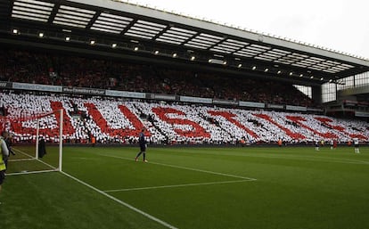 Un mosaico con la palabra "justicia" ocupa una de las gradas de Anfield.