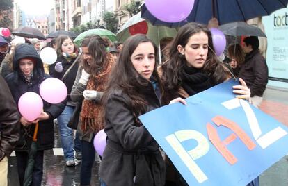 Unas niñas portan un cartel por la paz en Bilbao en la suelta de globos.