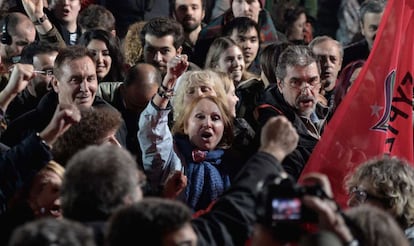 El sistema electoral griego contempla un 'bonus' de 50 diputados más para el partido que gane las elecciones, por lo que el vencedor tiene más cerca los 151 escaños que dan la mayoría absoluta en el Parlamento, que está formado por 300 asientos. En la imagen, seguidores del partido de Syriza celebran la victoria en Atenas.