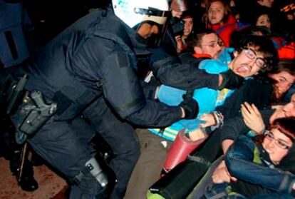 Miembros de la Plataforma de Entidades Juveniles de Gràcia (PEJG) son desalojados por la Guardia Urbana.