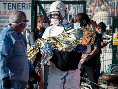 El traslado de 73 migrantes al puerto de Santa Cruz de Tenerife, en imágenes