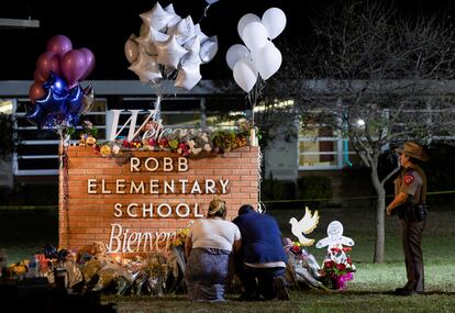 Stephanie y Michael Chavez, de San Antonio, presentan sus respetos en un memorial improvisado fuera de la Escuela Primaria Robb, donde ocurrió el tiroteo masivo en Uvalde, Texas (EE UU), el miércoles.