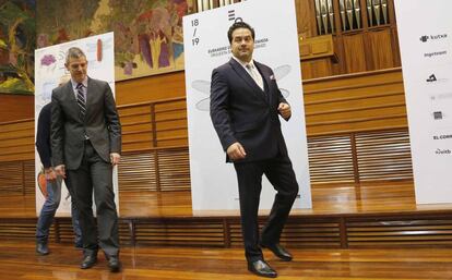 Robert Treviño, director artístico de la Sinfónica de Euskadi, junto al director general, Oriol Roch, este lunes en la sala de ensayos de la orquesta en San Sebastián.