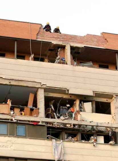 Estado en que quedó el edificio de Cornellà después de la explosión de gas.