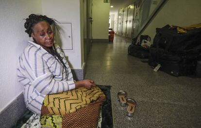 Aby, en el rellano de de la escalera donde está durmiendo, en el barrio de Lavapiés (Madrid).