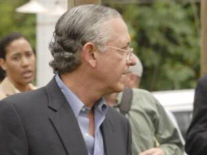 Fotografía tomada en enero de 2008 en la que se registró al presidente de la Asociación Colombiana de Exportadores de Flores (Asocolflores), Augusto Solano (i), quien señaló que las flores colombianas podrán ingresar en Corea del Sur sin el arancel de 25 por ciento con el que hoy se comercializan en ese destino. EFE/Archivo