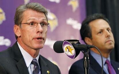 El vicepresidente de los Vikings, Rick Spielman, explica a los medios su decisión de suspender a Peterson.