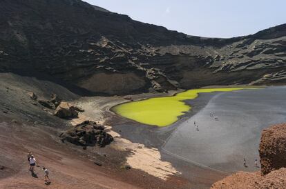 Al este de Lanzarote el cráter de un volcán emerge al nivel del mar. Junto a su boca, en la misma arena de la playa del Golfo, se ha creado un llamativo lago verde, tonalidad explicada por las algas y otros organismos que flotan en su interior. El contraste cromático de este escenario se contempla en todo su esplendor desde el mirador que hay sobre la playa de arena negra, donde el baño está prohibido ya que es un paraje protegido como Reserva Natural. El nombre de clico proviene de un marisco muy abundante en otra época en esta zona, pero que desapareció al ser un manjar para las tortugas.