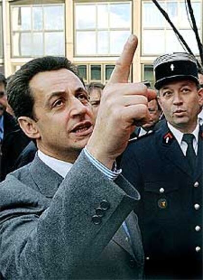 El ministro de Interior, Nicolas Sarkozy, en una visita a Estrasburgo en octubre de 2002.