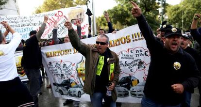 Taxistas de la asociaci&oacute;n gremial &Eacute;lite se manifiestan contra la aplicaci&oacute;n Uber. 