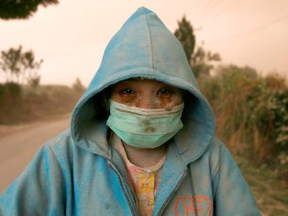 Una mujer cubierta de cenizas durante la erupción del volcán Sinabung, en Sumatra (Indonesia).