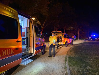 Varias ambulancias atienden a los heridos en el parque de la Emperatriz María de Austria de Carabanchel.