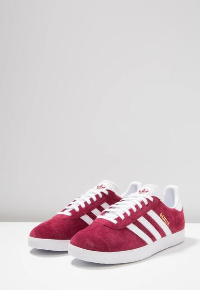 La colección de zapatillas Adidas Gazelle es todo un emblema de la marca. Su tejido de ante y su diseño las convirtieron en el calzado favorito de los más famosos. Precio: 100 euros.