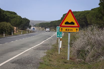 Señal que advierte del mal estado del asfalto en la carretera A-494 entre Matalascañas y Mazagon foto. ALEJANDRO RUESGA