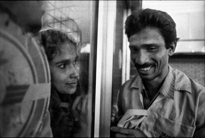 Adiós en el aeropuerto. Daca, Bangladesh,1996. 

