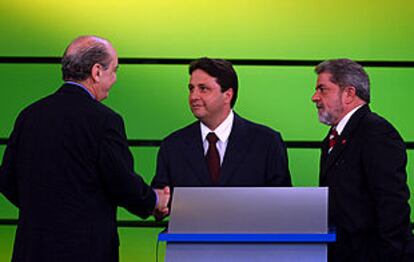 Luiz Inácio <b><i>Lula </b></i>da Silva (derecha), José Serra (izquierda) y Anthony Garotinho se saludan antes de comenzar el jueves el debate televisivo de la noche.
