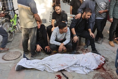 Relatives before the body of a victim of an Israeli attack, this Sunday in Gaza.