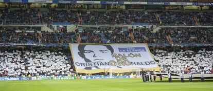 La afición blanca porta una pancarta durante un partido de Liga de Campeones frente al Galatasaray.