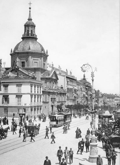 "En realidad, quedan muchas vías bajo las calles, porque lo que se hizo cuando se quitó este medio de transporte fue echarles asfalto encima", explica Álvaro Bonet, de la asociación Madrid, Ciudadanía y Patrimonio. En la imagen, un tranvía por las calles de Madrid en una imágen histórica sin datar.