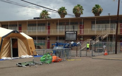 Exterior del centro de McAllen donde esperan los inmigrantes.