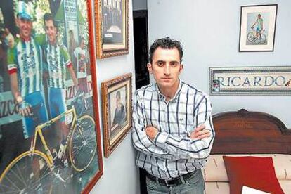 El ciclista Javier Otxoa en su casa de Zorroza (Bilbao).