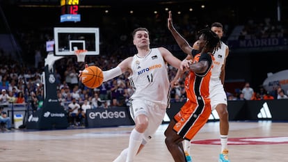 Mario Hezonja, del Real Madrid, y Brancou Badio, del Valencia Basket, en acción el pasado domingo.