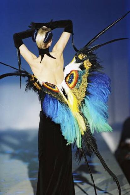 Una imagen de la colección 'Les Insectes' de Thierry Mugler, alta costura primavera/verano 1997.