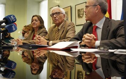 Los tres miembros de la Sindicatura de Comptes, Marcela Miró, Rafael Vicente Queralt y Antonio Mira-Perceval.