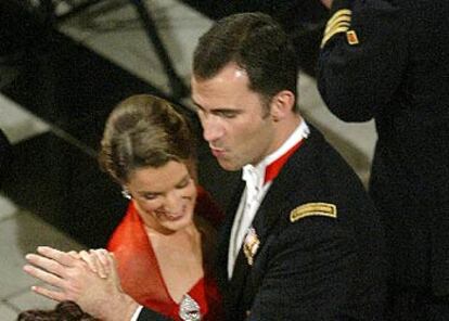 Un momento del baile de don Felipe y Letizia.