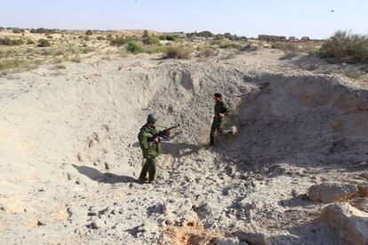 Uno de los cráteres provocado por el bombardeo de la avión de Gadafi cerca de Brega.