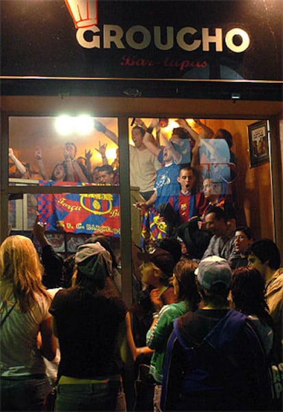 Cientos de bares de toda España se llenaron de aficionados barcelonistas que no pudieron contener su emoción al finalizar el encuentro ante el Levante.