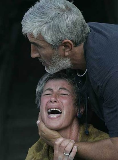 Un hombre consuela a su esposa en la ciudad georgiana de Gori.