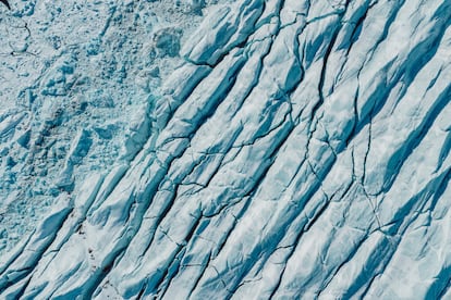 Grietas en el hielo del glaciar. Los glaciares son masas de agua dulce originadas por la nieve compactada durante miles de años.