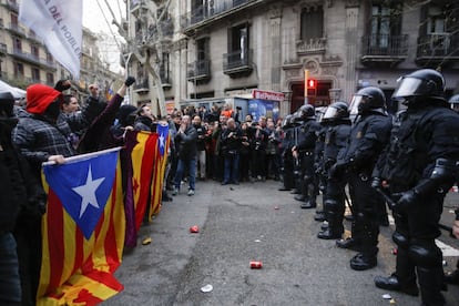 Los mossos impiden el paso de los manifestantes a la Delegacion de Gobierno en Barcelona en protesta por la detencion Carles Puigdemont en Alemania