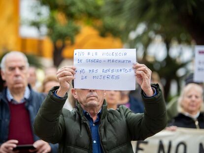 Un hombre muestra un cartel durante una concentración a las puertas del Ayuntamiento de El Puerto de Santa María (Cádiz) en repulsa por el asesinato de una mujer de 46 años a manos de su pareja, el 9 de enero.