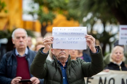 Un hombre muestra un cartel durante una concentración a las puertas del Ayuntamiento de El Puerto de Santa María (Cádiz) en repulsa por el asesinato de una mujer de 46 años a manos de su pareja, el 9 de enero.