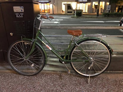 Bicicleta estacionada na rua sem grandes medidas de segurança.