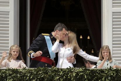 Proclamación de Felipe VI, que besa a su esposa, la reina Letizia, y sus hijas Leonor y Sofía.