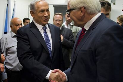 Netanyahu saluda en Tel Aviv al ministro alemán de Exteriores Steinmeier en 2014. En segundo plano, el jefe de gabinete Ari Harow.