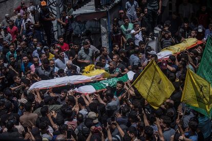 Estados Unidos pidió este lunes que se investiguen los ataques producidos en los últimos días en Gaza, que han
causado al menos 44 muertos palestinos. En la foto, dolientes asisten al funeral de cuatro palestinos en el campo de refugiados de Jabalya, norte de la Franja de Gaza, este lunes.