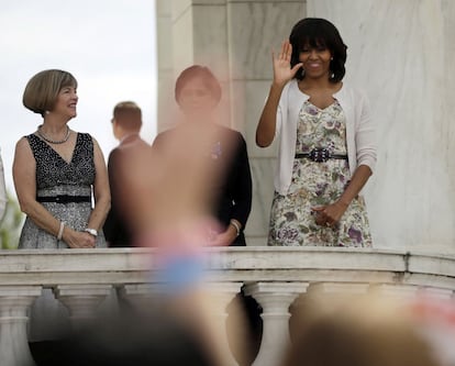 La primera dama, Michelle Obama, saluda durante la ceremonia del Día de los Caídos.