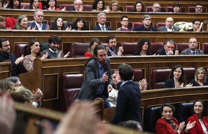 El líder de Unidas Podemos, Pablo iglesias, saluda a Íñigo Errejón, líder de Más Madrid, tras su intervención.