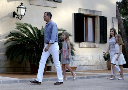 El rey Felipe VI y la reina Letizia, junto a sus hijas, la princesa Leonor y la infanta Sofía se retiran al interior del Palacio de Marivent, tras el posado de la Familia Real, en los jardines de su residencia en Palma de Mallorca.