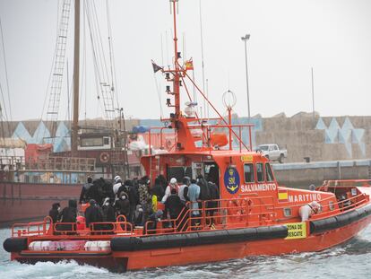Llegada a puerto de una Salvamar con migrantes africanos a bordo.