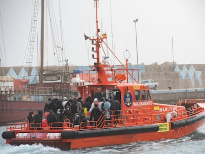 Llegada a puerto de una Salvamar con migrantes africanos a bordo.