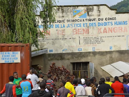 Decenas de civiles a la entrada de la prisión de Beni, este martes.