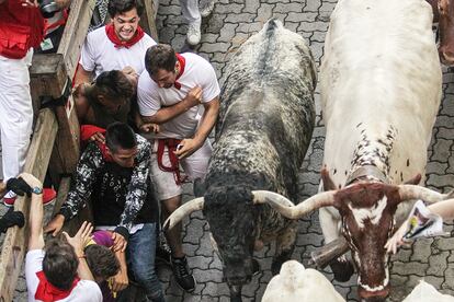 Los toros de la ganadería de Cebada Gago han protagonizado un encierro muy peligroso, durante el segundo encierro de los Sanfermines de 2016.