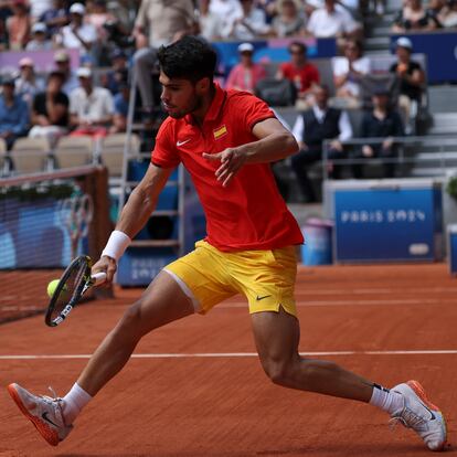 PARÍS, 02/08/2024.- El tenista español Carlos Alcaraz devuelve la bola al canadiense Felix Auger-Aliassime durante su partido de semifinales de los juegos olímpicos de París 2024, este viernes en el complejo Roland Garros de París. EFE/ Juanjo Martín
