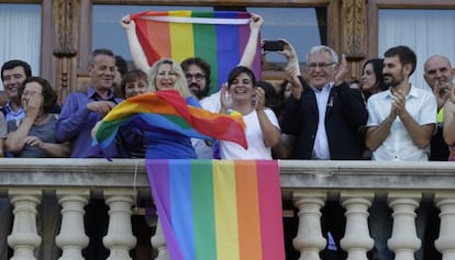 Fani Boronat, del colectivo Lambda, aplaude junto al alcalde Joan Rib&oacute; en el balc&oacute;n.  